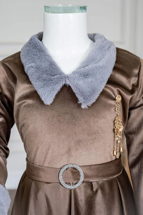 فستان-بناتي-طويل-متعدد-الألوان-مزين-بالفرو-في-الياقة-