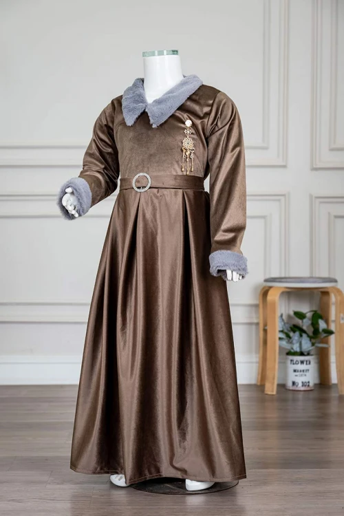 فستان-بناتي-طويل-متعدد-الألوان-مزين-بالفرو-في-الياقة-