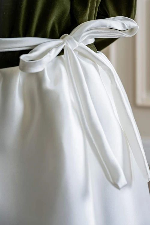 فستان بناتي طويل متعددة الألوان مزين بأزرار و فيونكة من الأمام ياقة مربعة و بأكمام طويلة و رباط في الخلف