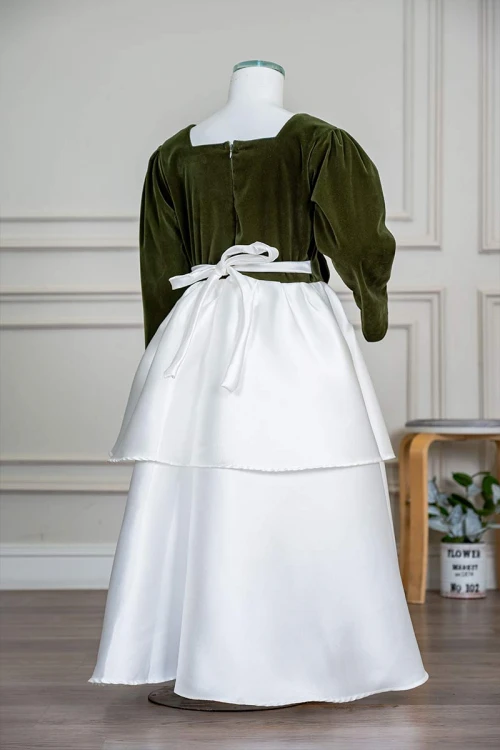 فستان بناتي طويل متعددة الألوان مزين بأزرار و فيونكة من الأمام ياقة مربعة و بأكمام طويلة و رباط في الخلف