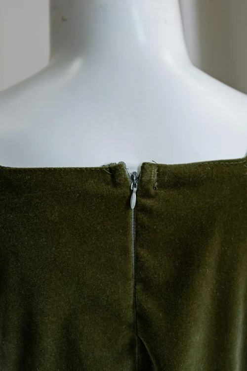 فستان بناتي طويل متعددة الألوان مزين بأزرار و فيونكة من الأمام ياقة مربعة و بأكمام طويلة و رباط في الخلف