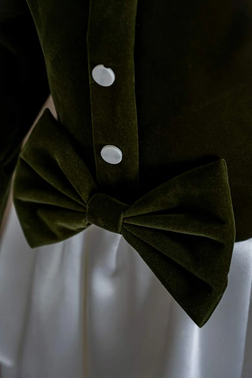 فستان بناتي طويل متعددة الألوان مزين بأزرار و فيونكة من الأمام ياقة مربعة و بأكمام طويلة و رباط في الخلف