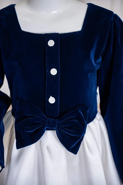 فستان بناتي طويل متعددة الألوان مزين بأزرار و فيونكة من الأمام ياقة مربعة و بأكمام طويلة و رباط في الخلف