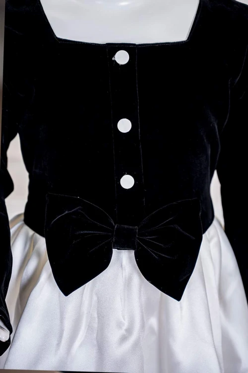 فستان بناتي طويل متعددة الألوان مزين بأزرار و فيونكة من الأمام ياقة مربعة و بأكمام طويلة و رباط في الخلف