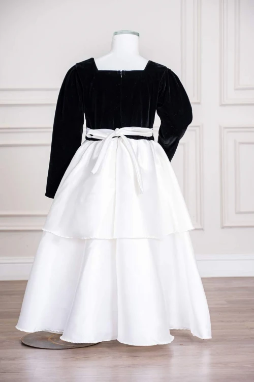 فستان بناتي طويل متعددة الألوان مزين بأزرار و فيونكة من الأمام ياقة مربعة و بأكمام طويلة و رباط في الخلف