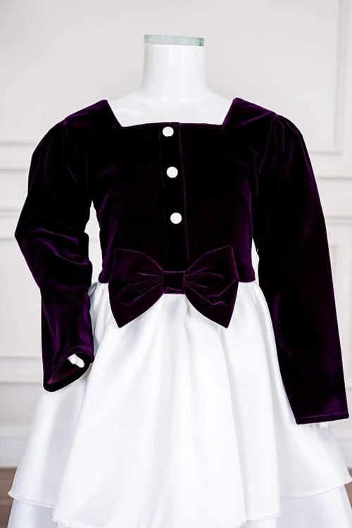 فستان بناتي طويل متعددة الألوان مزين بأزرار و فيونكة من الأمام ياقة مربعة و بأكمام طويلة و رباط في الخلف