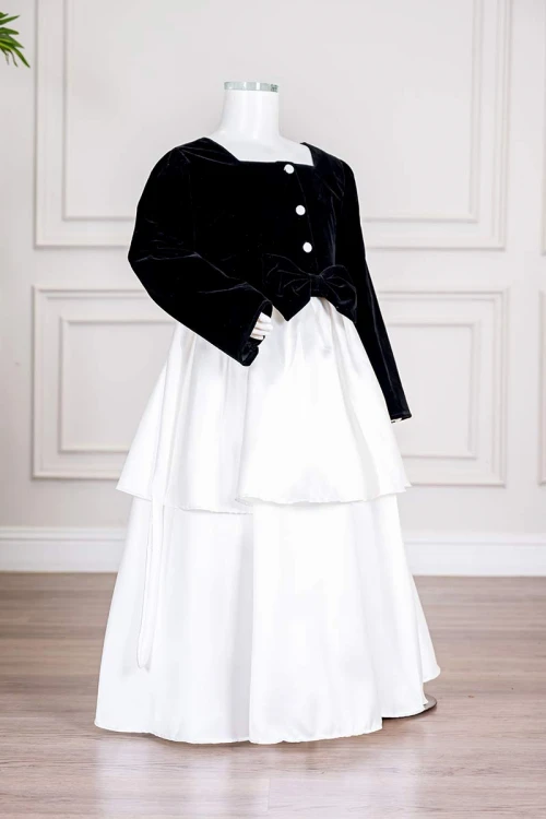 فستان بناتي طويل متعددة الألوان مزين بأزرار و فيونكة من الأمام ياقة مربعة و بأكمام طويلة و رباط في الخلف