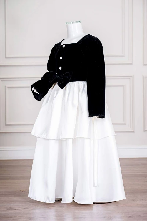 فستان بناتي طويل متعددة الألوان مزين بأزرار و فيونكة من الأمام ياقة مربعة و بأكمام طويلة و رباط في الخلف