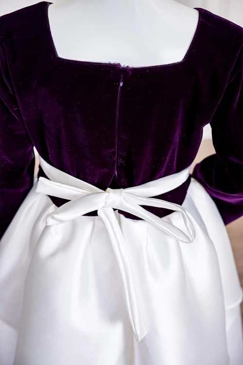 فستان بناتي طويل متعددة الألوان مزين بأزرار و فيونكة من الأمام ياقة مربعة و بأكمام طويلة و رباط في الخلف