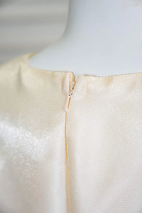 فستان بناتي طويل لون بيج فاتح مزين بتطريز ملون من الياقة و أطراف الأكمام و بحزام في الخصر