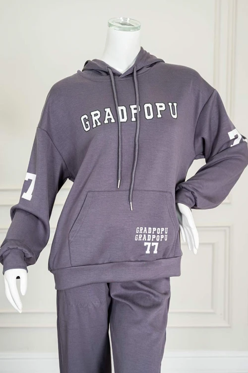 بيجاما-نسائية-قطعتين-لون-رمادي-مزينة-بكتابات-ياقة-بقبعة-متصلة