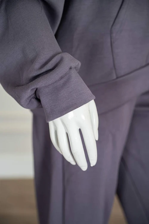 بيجاما-نسائية-قطعتين-لون-رمادي-مزينة-بكتابات-ياقة-بقبعة-متصلة