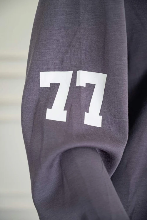 بيجاما-نسائية-قطعتين-لون-رمادي-مزينة-بكتابات-ياقة-بقبعة-متصلة