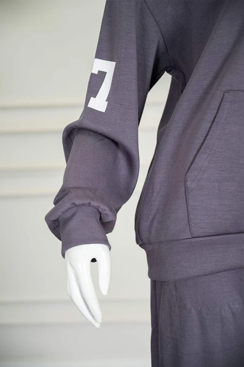 بيجاما-نسائية-قطعتين-لون-رمادي-مزينة-بكتابات-ياقة-بقبعة-متصلة