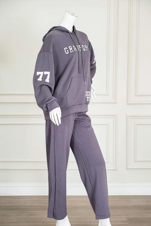 بيجاما-نسائية-قطعتين-لون-رمادي-مزينة-بكتابات-ياقة-بقبعة-متصلة