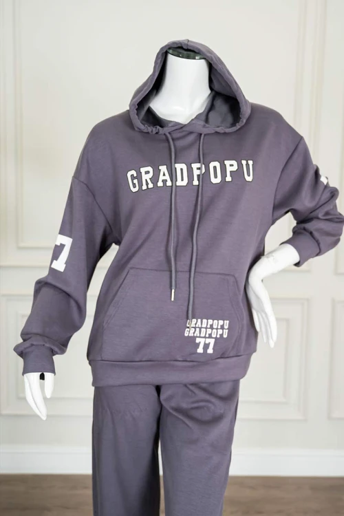 بيجاما-نسائية-قطعتين-لون-رمادي-مزينة-بكتابات-ياقة-بقبعة-متصلة