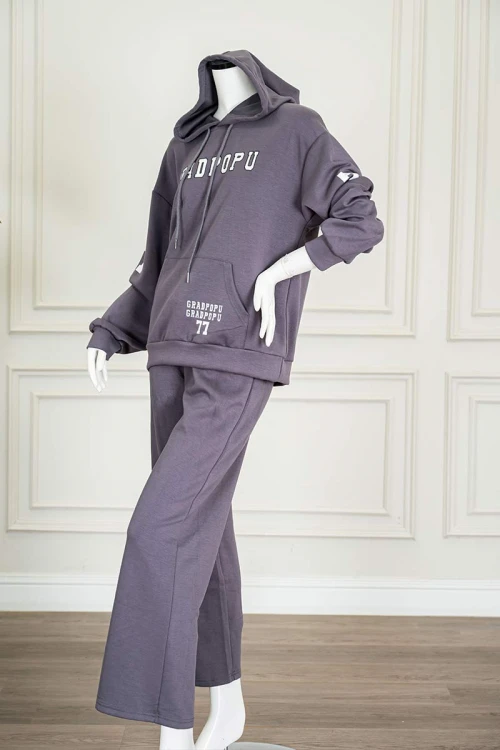 بيجاما-نسائية-قطعتين-لون-رمادي-مزينة-بكتابات-ياقة-بقبعة-متصلة