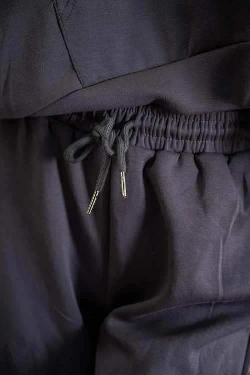 بيجاما-نسائية-قطعتين-لون-رمادي-مزينة-بكتابات-ياقة-بقبعة-متصلة