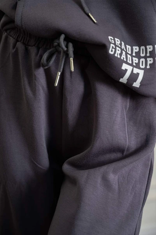 بيجاما-نسائية-قطعتين-لون-رمادي-مزينة-بكتابات-ياقة-بقبعة-متصلة