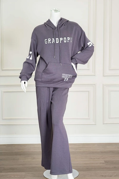 بيجاما-نسائية-قطعتين-لون-رمادي-مزينة-بكتابات-ياقة-بقبعة-متصلة