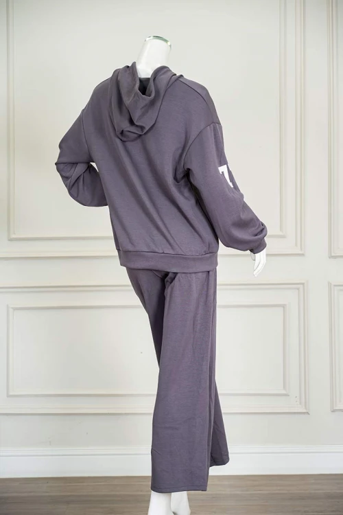 بيجاما-نسائية-قطعتين-لون-رمادي-مزينة-بكتابات-ياقة-بقبعة-متصلة