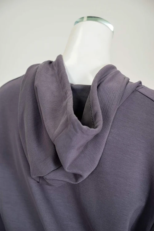 بيجاما-نسائية-قطعتين-لون-رمادي-مزينة-بكتابات-ياقة-بقبعة-متصلة