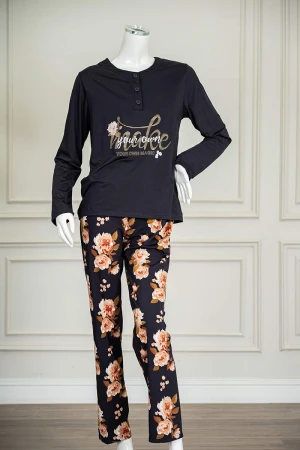 بيجاما نسائية قطعتين لون كحلي ياقة دائرية بأزرار مزينة بكتابات من الأمام بأكمام طويلة مع بنطلون طويل مشجر