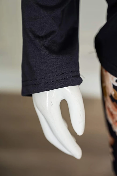 بيجاما-نسائية-قطعتين-لون-كحلي-ياقة-دائرية-بأزرار-مزينة-