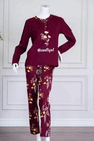 بيجاما نسائية قطعتين لون عودي ياقة دائرية بأزرار مزينة برسومات و كتابات من الأمام بأكمام طويلة مع بنطلون طويل مشجر