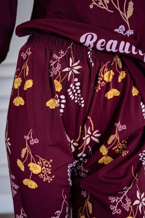 بيجاما-نسائية-قطعتين-لون-عودي-ياقة-دائرية-بأزرار-مزينة-برسومات-