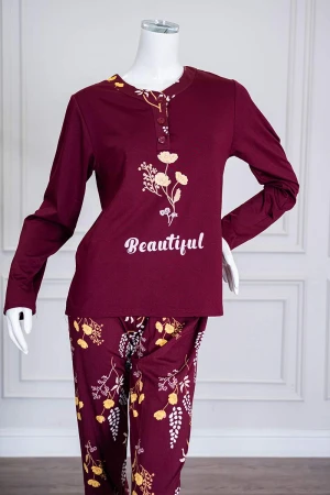 بيجاما نسائية قطعتين لون عودي ياقة دائرية بأزرار مزينة برسومات و كتابات من الأمام بأكمام طويلة مع بنطلون طويل مشجر