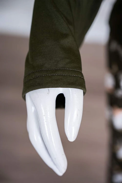 بيجاما-نسائية-قطعتين-لون-زيتي-ياقة-دائرية-بأزرار-مزينة-بكتابات-