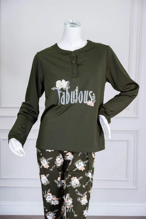 بيجاما نسائية قطعتين لون زيتي ياقة دائرية بأزرار مزينة بكتابات و رسومات من الأمام بأكمام طويلة مع بنطلون طويل مشجر