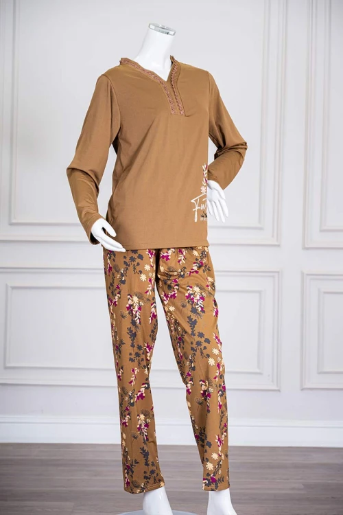 بيجاما-نسائية-قطعتين-لون-بيج-غامق-برسومات-و-كتابات-من-الأمام-