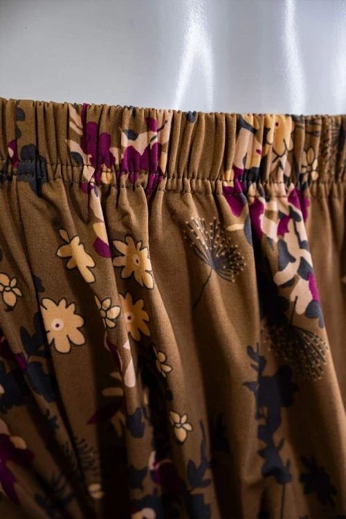 بيجاما-نسائية-قطعتين-لون-بيج-غامق-برسومات-و-كتابات-من-الأمام-