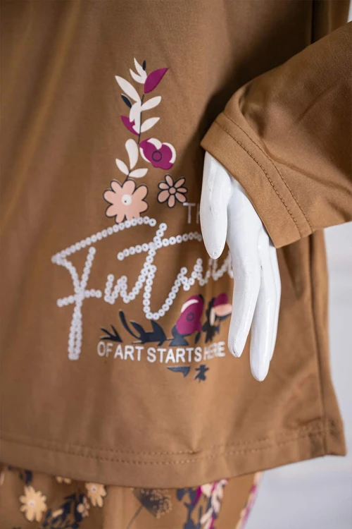 بيجاما-نسائية-قطعتين-لون-بيج-غامق-برسومات-و-كتابات-من-الأمام-