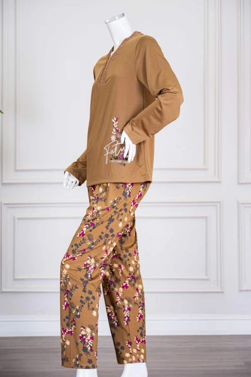 بيجاما-نسائية-قطعتين-لون-بيج-غامق-برسومات-و-كتابات-من-الأمام-