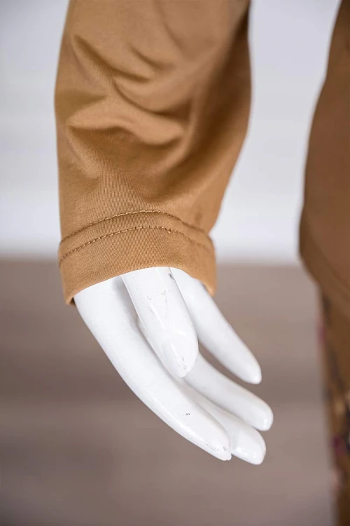 بيجاما-نسائية-قطعتين-لون-بيج-غامق-برسومات-و-كتابات-من-الأمام-