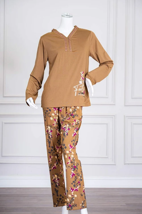 بيجاما-نسائية-قطعتين-لون-بيج-غامق-برسومات-و-كتابات-من-الأمام-