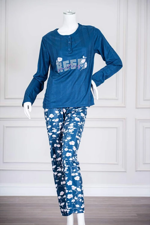 بيجاما-نسائية-قطعتين-لون-أزرق-ياقة-دائرية-بأزرار-مزينة-بكتابات