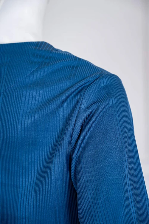 بيجاما-نسائية-قطعتين-لون-أزرق-ياقة-دائرية-بأزرار-مزينة-بكتابات