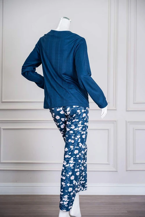 بيجاما-نسائية-قطعتين-لون-أزرق-ياقة-دائرية-بأزرار-مزينة-بكتابات