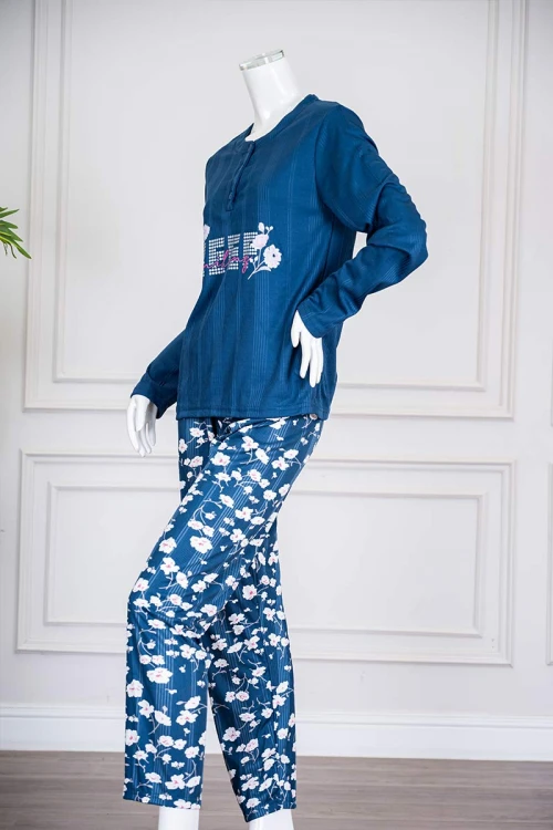 بيجاما-نسائية-قطعتين-لون-أزرق-ياقة-دائرية-بأزرار-مزينة-بكتابات