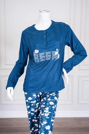 بيجاما نسائية قطعتين لون أزرق ياقة دائرية بأزرار مزينة بكتابات و رسومات من الأمام بأكمام طويلة مع بنطلون طويل مشجر
