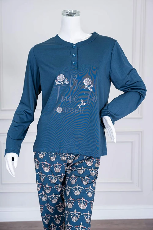 بيجاما-نسائية-قطعتين-لون-تركواز-ياقة-دائرية-بأزرار-مزينة-بكتابات-