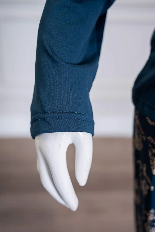 بيجاما-نسائية-قطعتين-لون-تركواز-ياقة-دائرية-بأزرار-مزينة-بكتابات-