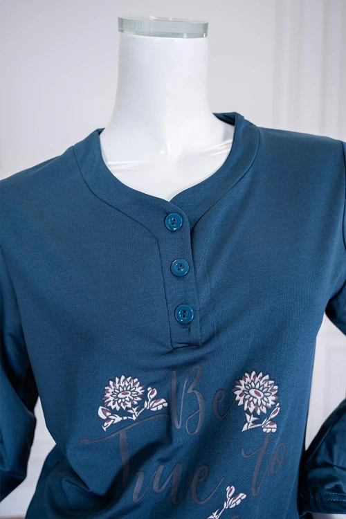 بيجاما-نسائية-قطعتين-لون-تركواز-ياقة-دائرية-بأزرار-مزينة-بكتابات-