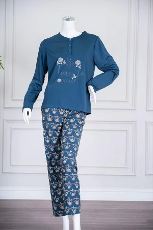 بيجاما نسائية قطعتين لون تركواز ياقة دائرية بأزرار مزينة بكتابات و رسومات من الأمام بأكمام طويلة مع بنطلون طويل مشجر