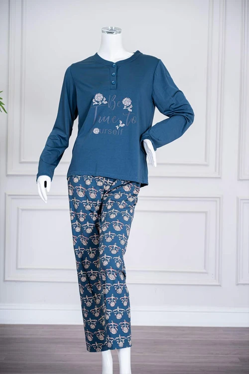 بيجاما-نسائية-قطعتين-لون-تركواز-ياقة-دائرية-بأزرار-مزينة-بكتابات-