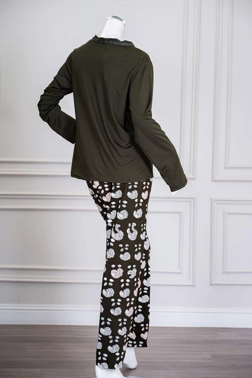 بيجاما نسائية قطعتين لون زيتي برسومات و كتابات من الأمام ياقة بقصة سبعة مزينة بكلفة أكمام طويلة مع بنطلون طويل مشجر